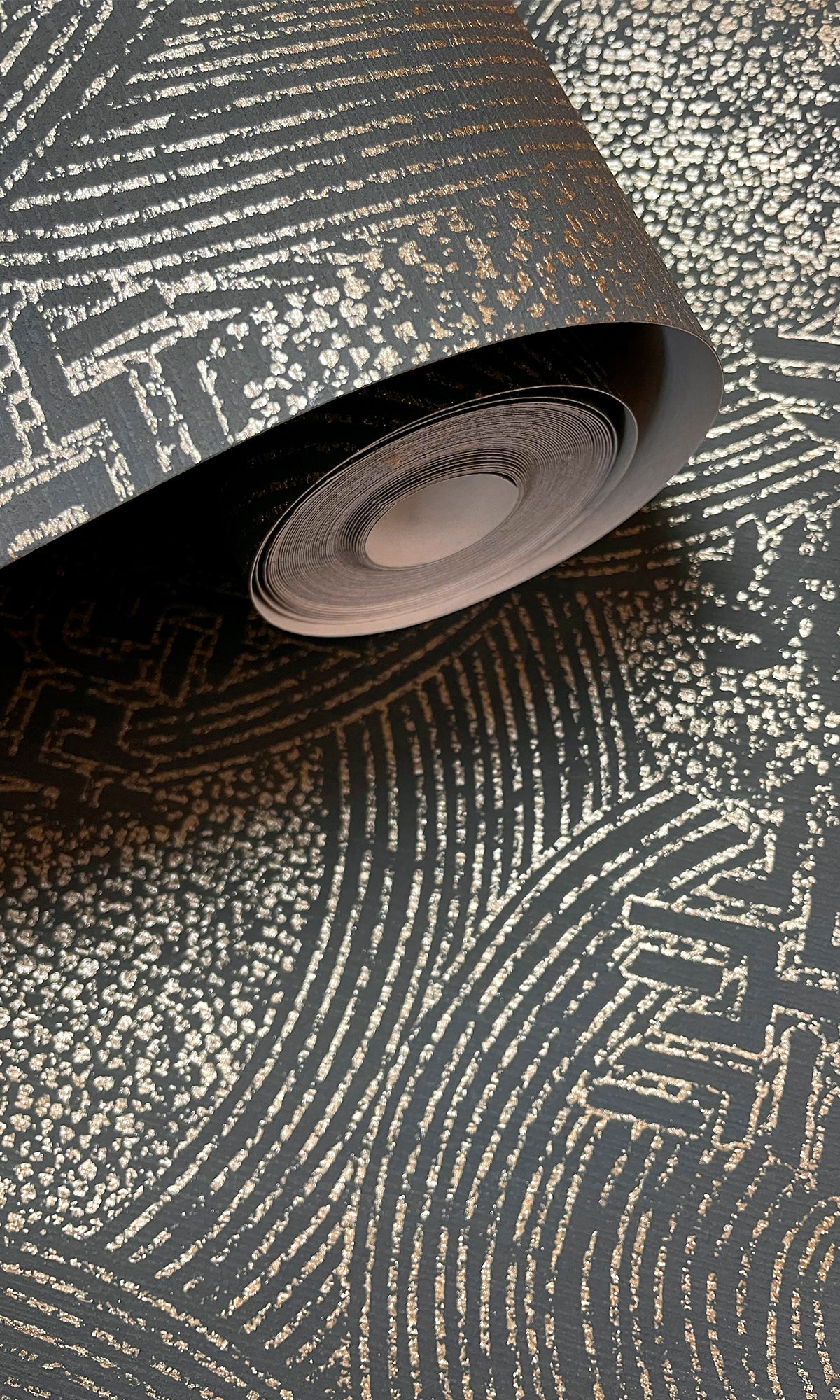 Sahara Wallpaper Collection, Sahara Collection, Non-woven Substrate, Paste the Wall, Strippable, Good lightfastness, Spongeable, Bedroom Wallpaper, Living Room Wallpaper, Living Room Wallpaper, Dining Room Wallpaper, Children's Room Wallpaper, Study Room Wallpaper, Home Office Wallpaper, Powder Room Wallpaper, Foyer Wallpaper, Home Wallpaper, Home Wallcovering, Wallpaper for Homes, Earth-inspired wallpaper, Warm and rustic wallpaper, Desert-inspired hues, geometric abstract wallpaper, Noir wallpaper