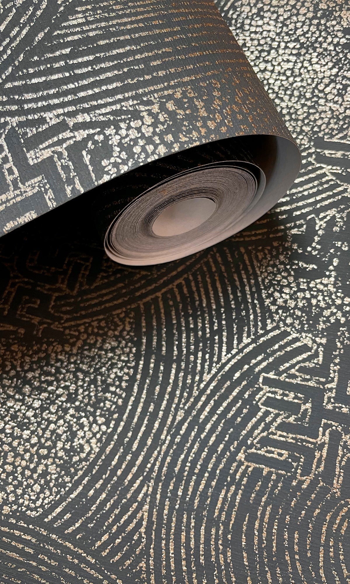 Sahara Wallpaper Collection, Sahara Collection, Non-woven Substrate, Paste the Wall, Strippable, Good lightfastness, Spongeable, Bedroom Wallpaper, Living Room Wallpaper, Living Room Wallpaper, Dining Room Wallpaper, Children's Room Wallpaper, Study Room Wallpaper, Home Office Wallpaper, Powder Room Wallpaper, Foyer Wallpaper, Home Wallpaper, Home Wallcovering, Wallpaper for Homes, Earth-inspired wallpaper, Warm and rustic wallpaper, Desert-inspired hues, geometric abstract wallpaper, Noir wallpaper