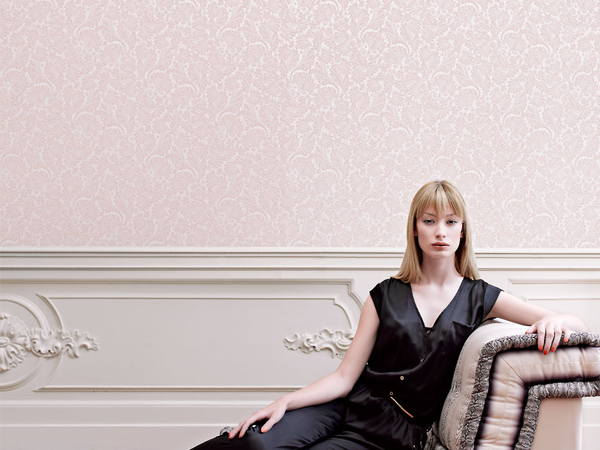 Fashion Forward Floral Wallpaper for a Romantic Ambiance