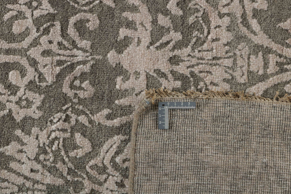 The Damask Collection: Hand Knotted Rugs from Kashmir for Elegant Interiors254 cm x 355 cm