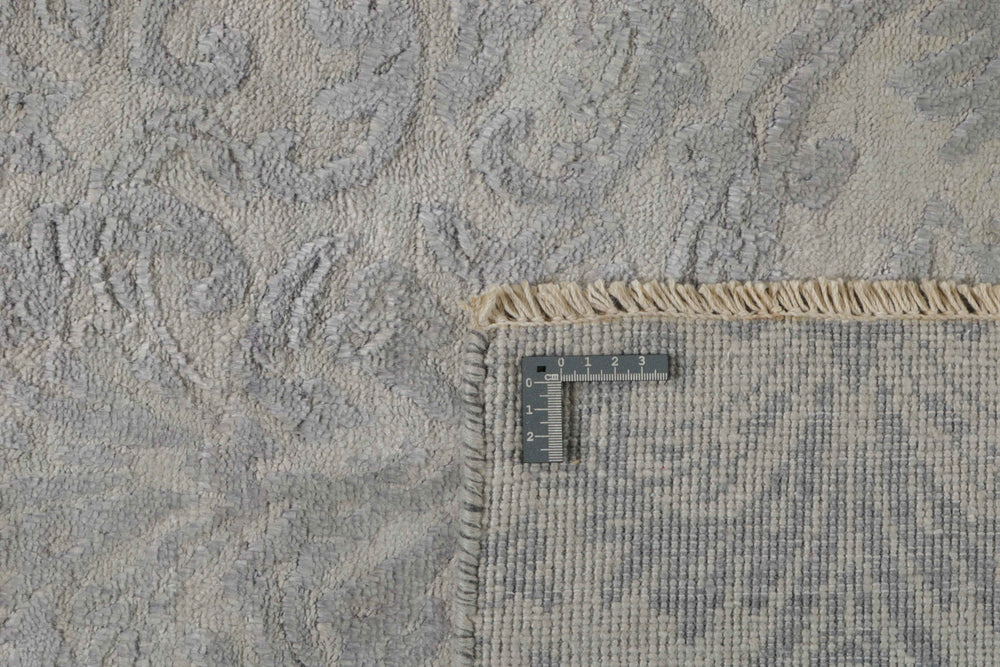 The Damask Collection: Hand Knotted Rugs from Kashmir for Classic Interiors144 cm x 202 cm