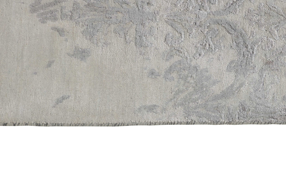 The Damask Collection: Hand Knotted Rugs from Kashmir for Classic Interiors144 cm x 202 cm