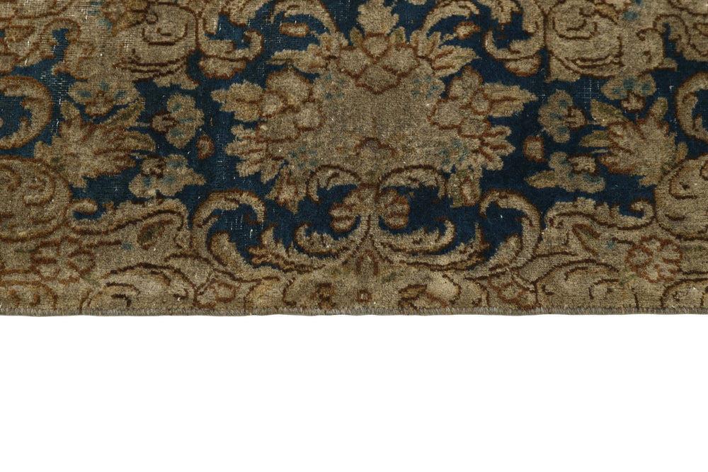 Vintage Kerman Fine Collection: Antique Persian Hand-Knotted Rugs in Stonewashed, Recoloured Finishes269 cm x 407 cm