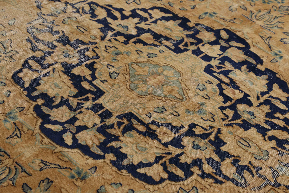 Vintage Kerman Collection: Antique Persian Hand-Knotted Rugs in Recoloured, Stonewashed Finishes268 cm x 429 cm