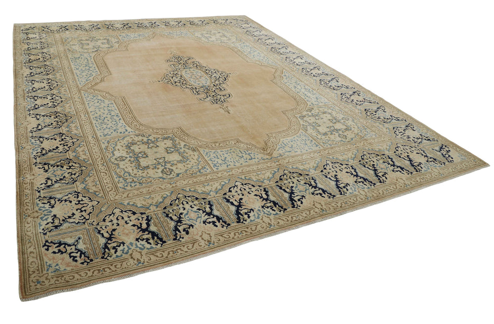 Vintage Kerman Fine Collection: Antique Persian Hand-Knotted Rugs in Stonewashed, Recoloured Finishes289 cm x 382 cm