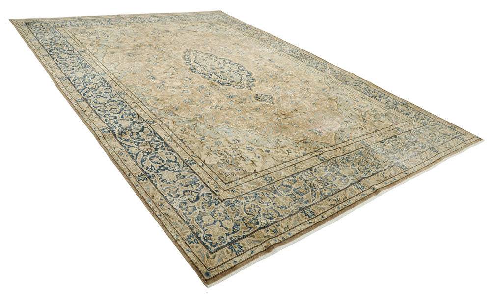 Vintage Kerman Fine Collection: Antique Persian Hand-Knotted Rugs in Stonewashed, Recoloured Finishes291 cm x 418 cm