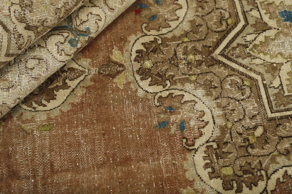 Vintage Kerman Fine Collection: Antique Persian Hand-Knotted Rugs in Stonewashed, Recoloured Finishes294 cm x 386 cm