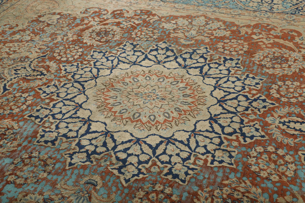 Vintage Kerman Collection: Antique Persian Hand-Knotted Rugs in Recoloured, Stonewashed Finishes300 cm x 397 cm