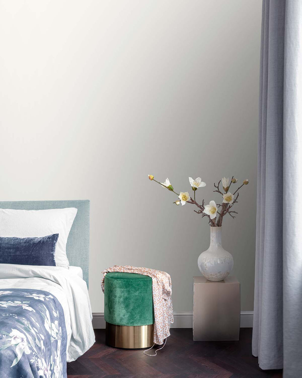 Whites Plain Textured Wallpaper R7950