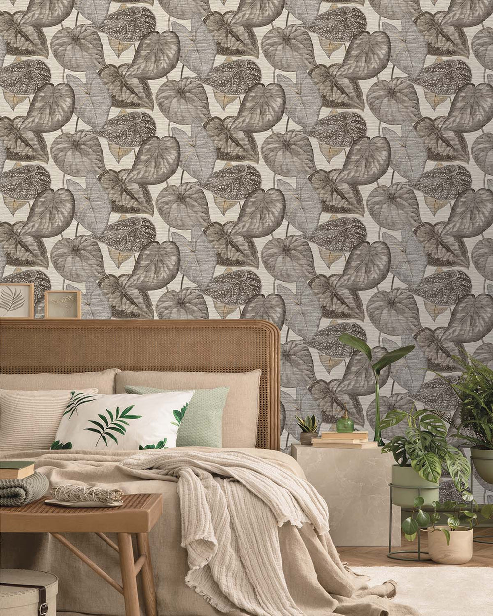 White & Grey Bold Tropical Leaves R8233